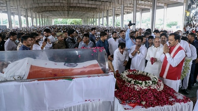 UP deputy chief minister Keshav Prasad Maurya pays his last respects to Samajwadi Party founder Mulayam Singh Yadav. (PTI) UP deputy chief minister Keshav Prasad Maurya pays his last respects to Samajwadi Party founder Mulayam Singh Yadav. (PTI)