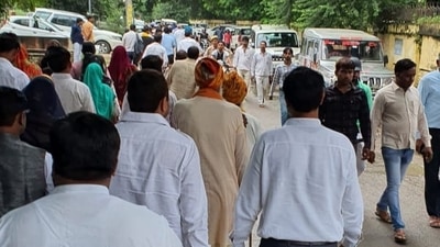 People head towards Mulayam Singh Yadav's ‘kothi’ in Saifai for a last glimpse of Mulayam Singh Yadav ahead of his funeral. (HT Photo/Deepak Gupta)