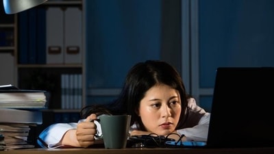 Eating after bedtime increases hunger, decreases calories burned (Shutterstock) Eating after bedtime increases hunger, decreases calories burned (Shutterstock)