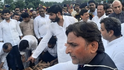 Mulayam Singh Yadav's son Akhilesh Yadav wearing janeu over his black jacket lit the pyre. (ANI)