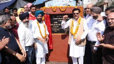 MLA Daljit Singh Bhola Grewal and Madan Lal Bagga inaugurating Bahadur Ke Road reconstruction project in Ludhiana. (HT PHOTO)
