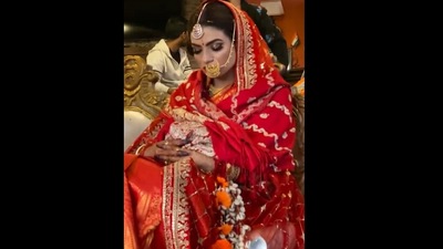Bride falls asleep during rituals. (Instagram/@batteredsuitcase)