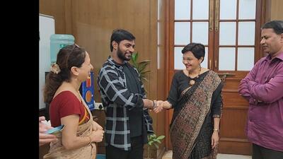 Ahirwar (black shirt) greeting KEM dean Dr Sangeeta Ravat. His hand transplant procedure was a first for a public-run hospital and the second in the city. (HT PHOTO) Ahirwar (black shirt) greeting KEM dean Dr Sangeeta Ravat. His hand transplant procedure was a first for a public-run hospital and the second in the city. (HT PHOTO)