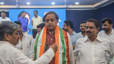 Congress presidential candidate Shashi Tharoor meet his supporters at Parel in Mumbai (HT Photo) Congress presidential candidate Shashi Tharoor meet his supporters at Parel in Mumbai (HT Photo)