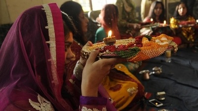 In Hindi, Karva (Karwa) means 'earthern pot of water' and Chauth signifies 'fourth.' It is called so since Karwa Chauth falls on the fourth day of the new moon in the Kartik month, as per the Hindu calendar. (HT Photo/Burhaan Kinu)