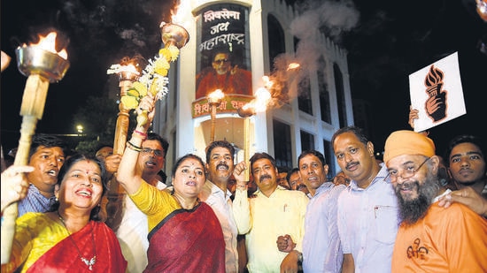 Mumbai, India, October 11: Shiv Sena (Uddhav Balasaheb Thackeray) party workers hold burning torches during a "Mashaal Rally", with the new name and symbol from Balasaheb Thackarey Memorial, Shivaji Park to Sena Bhavan, at Dadar, in Mumbai, India, on Tuesday, October 11, 2022. (Photo Rajesh Waradkar/HT Photo) (HT PHOTO)