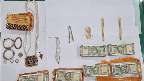 Following the child’s revelations a police team led by officers Suhas Mane and Sachin Patil, arrested the three men - Hussain Patrawala, 19, Hussain Bombaywala, 22, and Abbas Attari, 22, from Surat. Police also recovered all the stolen gold and part of the stolen cash. (HT PHOTO)