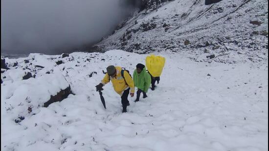 A team of SDRF on way to rescue the trapped trekkers near Mahapanth. (HT Photo)