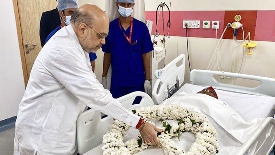 Union home minister Amit Shah lays a wreath on the mortal remains of Mulayam Singh Yadav at the Medanta Hospital in Gurugram on Monday. (ANI Photo)