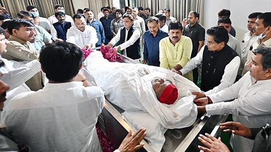 Party workers and people across age groups, riding cycles, motorcycles, cars, SUVs and other means of transport headed to Saifai from nearby areas on Tuesday morning for the final rites.(Twitter/@samajwadiparty)
