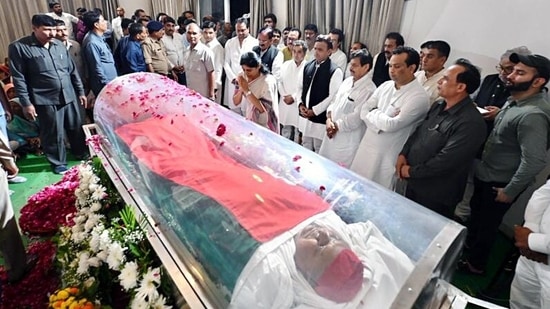 Mulayam Singh Yadav's mortal remains were brought to his native village Saifai on Monday evening and was kept at his 'kothi' for thousands of descended to pay their last respects to 'Netaji.'(ANI)