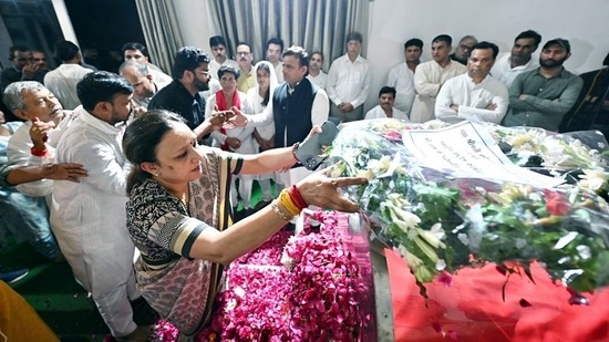 Congress leader pays last respect to the mortal remains of former Uttar Pradesh chief minister and Samajwadi Party founder Mulayam Singh Yadav at Saifai, in Etawah. (Samajwadi Party Twitter)