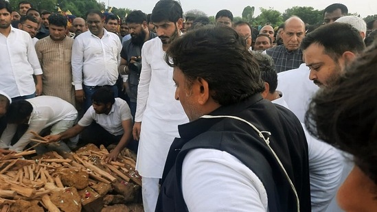Akhilesh Yadav, defence minister Rajnath Singh, Bihar deputy chief minister Tejashwi Yadav at the last rites ceremony of Mulayam Singh Yadav in Saifai. (ANI)