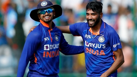Mohammed Siraj and Shreyas Iyer celebrate the dismissal of Janneman Malan during the 3rd ODI match between India and South Africa(ANI)