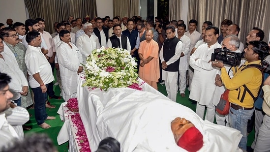 Uttar Pradesh CM Yogi Adityanath, SP chief Akhilesh Yadav and others near the mortal remains of Mulayam Singh Yadav in Saifai.(PTI)