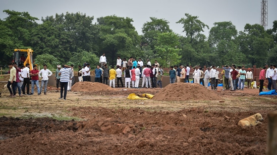 Meanwhile, preparations were underway for the last rites of Yadav at Saifai amid heavy security presence and large public turnout.(PTI)