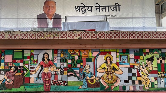 Preparation to pay tribute to the mortal remains of Mulayam Singh Yadav in Saifai. (PTI)