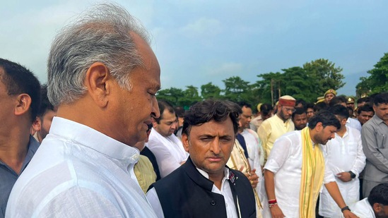Rajasthan chief minister Ashok Gehlot with SP chief Akhilesh Yadav during Mulayam Singh Yadav's cremation, in Saifai.(PTI)