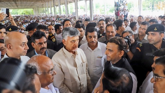 TDP chief N Chandrababu Naidu with Akhilesh Yadav while paying his last respects to Mulayam Singh Yadav.(PTI)
