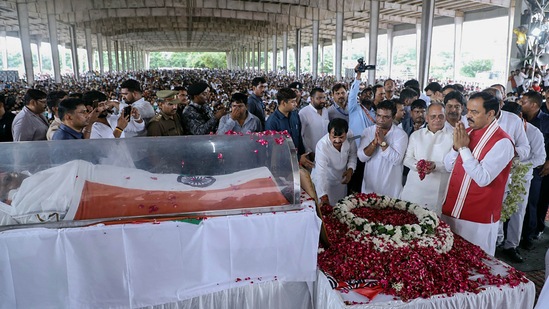 UP deputy chief minister Keshav Prasad Maurya pays his last respects to Samajwadi Party founder Mulayam Singh Yadav.(PTI)