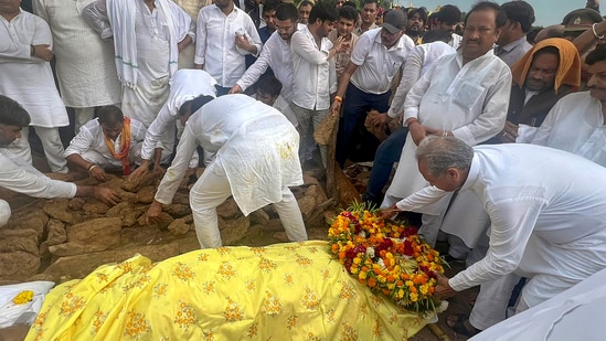 Rajasthan chief minister Ashok Gehlot pays his last respects to Mulayam Singh Yadav in Saifai.(PTI)