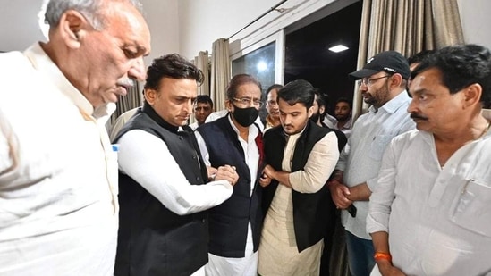 Samajwadi Party leader Azam Khan and his son Abdulla Azam reach Saifai to pay their last tribute to Mulayam Singh Yadav.(HT Photo/Deepak Gupta)