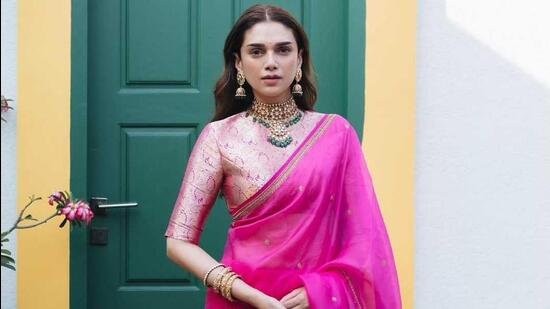 Aditi Rao Hydari, güzel bir fuşya organze sari içinde büyüleyici görünüyor.  (instagram)