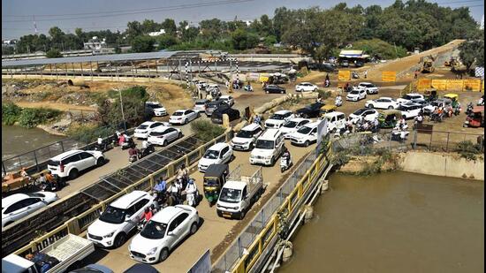 Traffic jam on Pakhowal road due to Shastri Nagar railway crossing road closed after road cave-in repair work in progress, in Ludhiana. (Gurpreet Singh/HT)