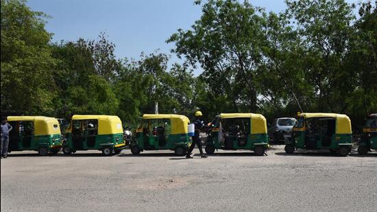 The Karnataka transport department on Tuesday decided to temporarily ban autorickshaw bookings on online mobility services providers, days after ordering the app-based autorickshaw aggregators to stop their “illegal” autorickshaw hailing services in the state capital. (HT File)