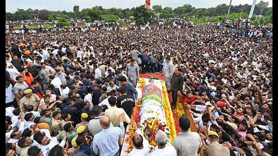 A huge crowd of Samajwadi Party workers and supporters during party founder Mulayam Singh Yadav’s funeral procession, in Saifai, Tuesday. (PTI Photo)