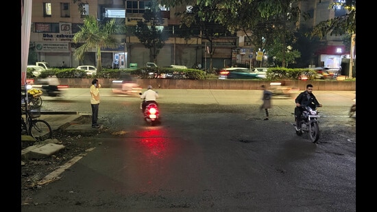 Alternate road from Pu La Deshpande Garden to Vitthalwadi remains unused. (Rahul Raut/HT PHOTO)