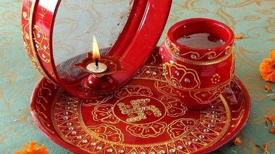 Karwa Chauth は、ディワリ祭の 9 日前、10 月または 11 月に行われます。 (Pinterest)