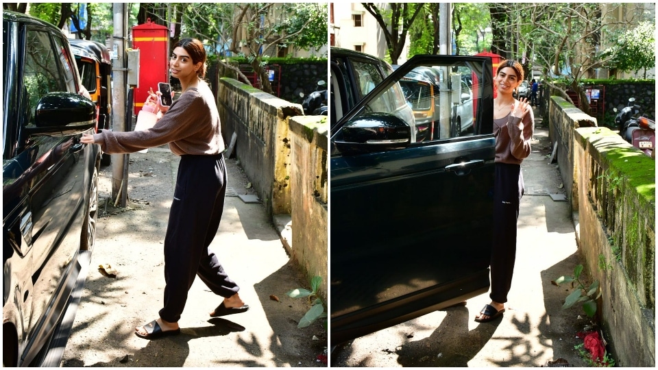 Khushi was spotted wearing a comfy sweatshirt and cotton joggers.(HT Photos/Varinder Chawla)