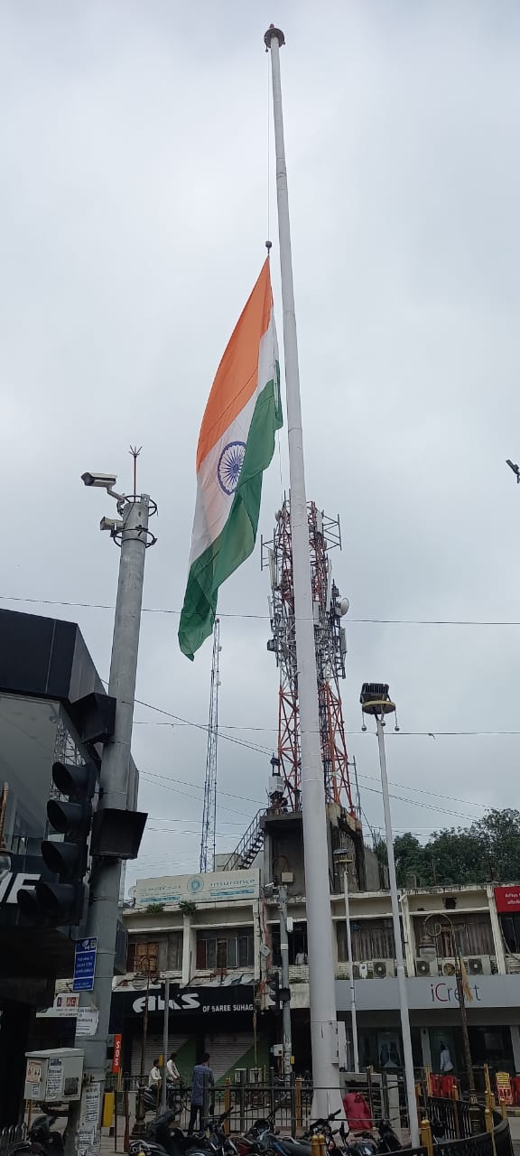National Flag flies at half mast at center point of Aligarh on Tuesday as UP Mourns Mulayam's demise. (HT Photo/Haidar Nadvi) National Flag flies at half mast at center point of Aligarh on Tuesday as UP Mourns Mulayam's demise. (HT Photo/Haidar Nadvi)