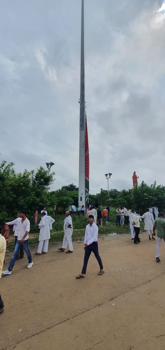  SP flag in Saifai lowered for the first time ever. (HT Photo/Haidar Nadvi) SP flag in Saifai lowered for the first time ever. (HT Photo/Haidar Nadvi)