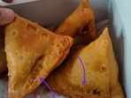Bengaluru eatery stamped their samosas.(Instagram/@shobhitic) Bengaluru eatery stamped their samosas.(Instagram/@shobhitic)