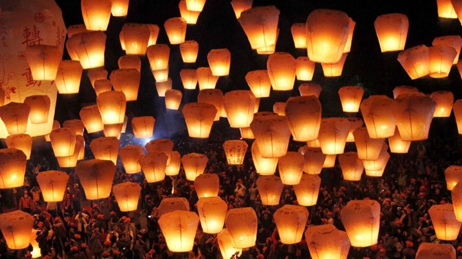 Mumbai Police bans use of Chinese lanterns for 30 days | Mumbai news -  Hindustan Times
