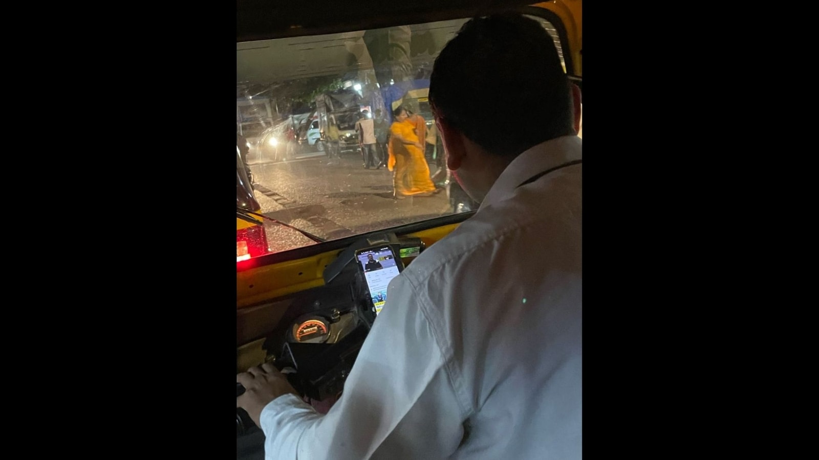 Uber driver studies in auto to help daughter prepare for UPSC, netizens react