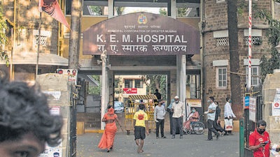 Mumbai, India - April 17, 2020: People passby KEM Hospital, Parel in Mumbai, India, on Friday, April 17, 2020. (Photo by Pratik Chorge/Hindustan Times) (Pratik Chorge/HT Photo) Mumbai, India - April 17, 2020: People passby KEM Hospital, Parel in Mumbai, India, on Friday, April 17, 2020. (Photo by Pratik Chorge/Hindustan Times) (Pratik Chorge/HT Photo)