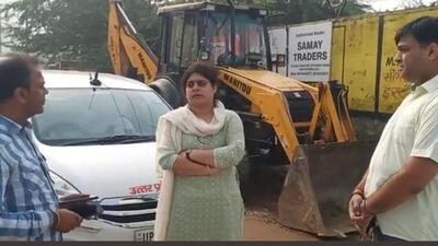 Greater Noida additional chief executive officer Prerna Sharma also pulled up the staff for not transporting garbage regularly to the landfill site and keeping the area clean. (HT Photo)