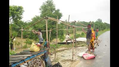 eople set up temporary sheds near the river bank in Gorakhpur on Wednesday. (HT) eople set up temporary sheds near the river bank in Gorakhpur on Wednesday. (HT)