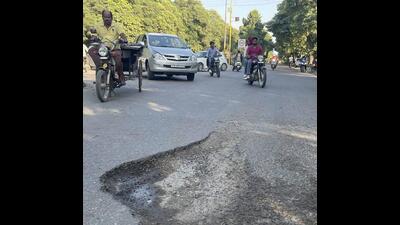 Within a year of construction, roads in Shastri Nagar, Model Town Extension, Tibba road etc in Ludhiana have started peeling off. (Gurpreet Singh/HT) Within a year of construction, roads in Shastri Nagar, Model Town Extension, Tibba road etc in Ludhiana have started peeling off. (Gurpreet Singh/HT)