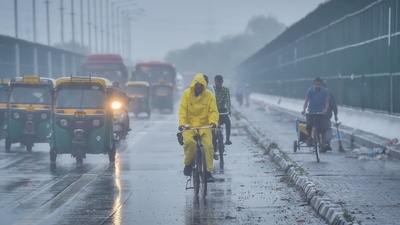 Commuters out on a rainy morning at ITO Bridge, Viksa Marg, in New Delhi. (Raj K Raj/HT Photo) Commuters out on a rainy morning at ITO Bridge, Viksa Marg, in New Delhi. (Raj K Raj/HT Photo)