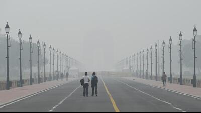 Kartavya Path shrouded in fog on Wednesday morning. (PTI) Kartavya Path shrouded in fog on Wednesday morning. (PTI)