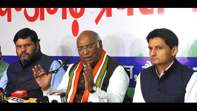 Mallikarjun Kharge MP & candidate for Presidentship of Indian National Congress along with congress senior leaders during press conference at Congress Bhawan sector 35 in Chandigarh on Wednesday.Photo by Keshav Singh/ Hindustan Times (Ht photo ( Keshav Singh) ) Mallikarjun Kharge MP & candidate for Presidentship of Indian National Congress along with congress senior leaders during press conference at Congress Bhawan sector 35 in Chandigarh on Wednesday.Photo by Keshav Singh/ Hindustan Times (Ht photo ( Keshav Singh) )