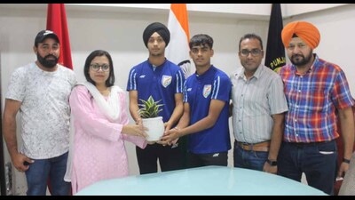 In the letter sent to the Ludhiana MC commissioner and the land acquisition officer of LIT (copy with HT), it was also stated that the MC could install benches or an open gym or any other public facility on the concrete portion inside the park to avoid entry of vehicles. Former chairperson Raman Balasubramaniam has been refuting the allegations levelled against him regarding encroachment on park. (HT FILE)