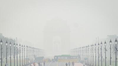 A layer of smog over India Gate during the early hours of the morning on Kartavya Path in New Delhi, India. (HT Photo) A layer of smog over India Gate during the early hours of the morning on Kartavya Path in New Delhi, India. (HT Photo)