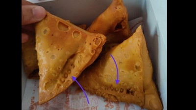 Bengaluru eatery stamped their samosas. (Instagram/@shobhitic) Bengaluru eatery stamped their samosas. (Instagram/@shobhitic)
