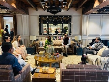 Kangana Ranaut and her family in conversation with Himachal CM Jairam Thakur. (Instagram) Kangana Ranaut and her family in conversation with Himachal CM Jairam Thakur. (Instagram)