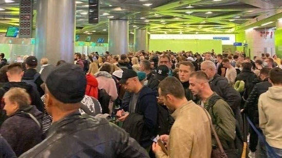 Russia-Ukraine War: Russians attempt to flee Vladimir Putin's military call-up. (Twitter)